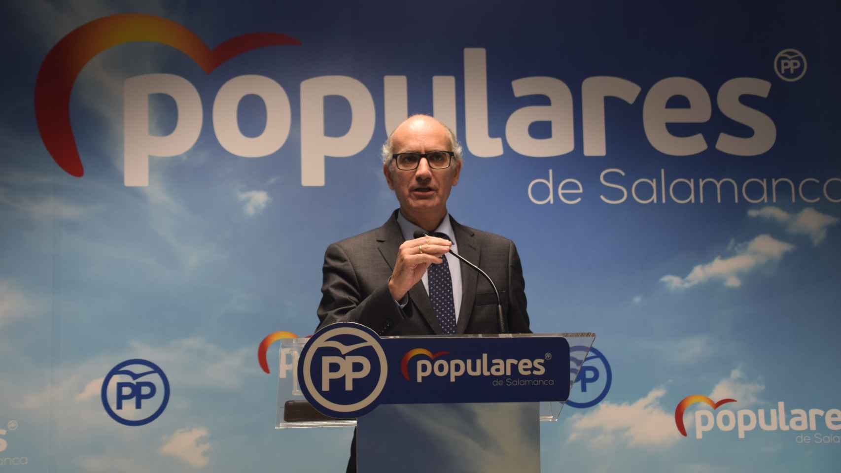 El presidente del PP de Salamanca, Javier Iglesias, durante la rueda de prensa en la que anunció su dimisión.
