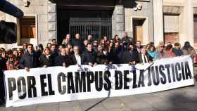 Los grupos políticos del Ayuntamiento de Valladolid, representantes de jueces, abogados y procuradores, se concentran este viernes para pedir la Ciudad de la Justicia, ante el antiguo Colegio de El Salvador.