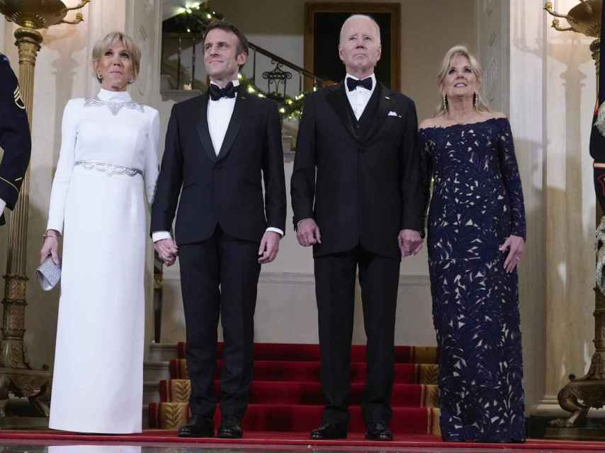 Jill Biden vistió de Oscar de la Renta y Brigitte Macron de Louis Vuitton.