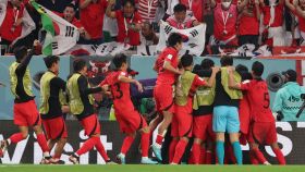 Los jugadores de Corea del Sur celebran su victoria contra Portugal en el Mundial