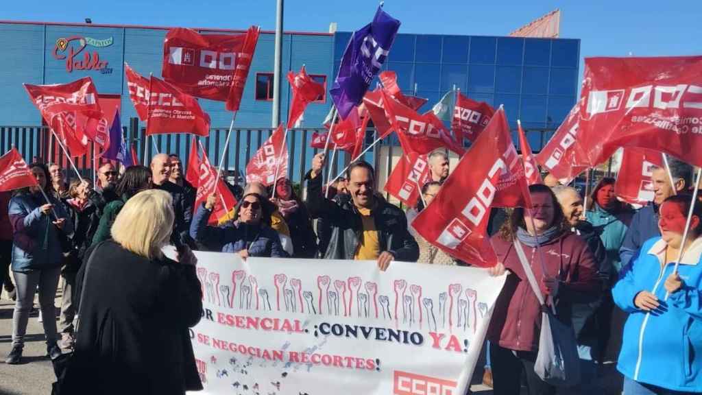 Trabajadores del sector del calzado protestan a las puertas de una fábrica en Fuensalida (Toledo).