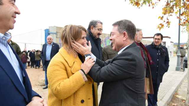 García-Page saludando este viernes a la alcaldesa de Talavera, Tita García-Élez.