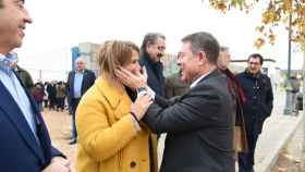 García-Page saludando este viernes a la alcaldesa de Talavera, Tita García-Élez.