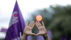 Imagen de archivo de una manifestación del 8M en la que una mujer hace el gesto feminista del triángulo.  Álex Zea / Europa Press