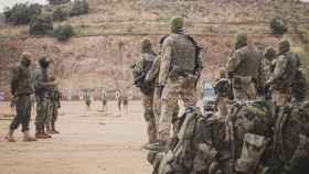 Soldados españoles imparten formación combate a un grupo de ucranianos en Toledo.