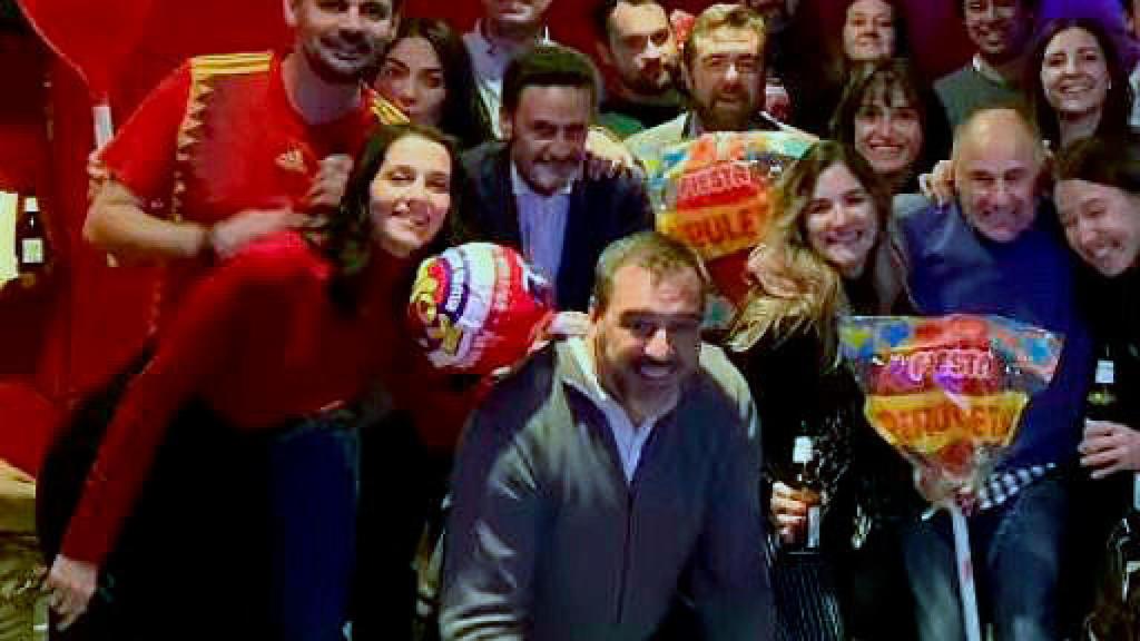 Arrimadas, Bal y varios compañeros de Cs, reunidos el jueves en un bar junto al Congreso, para ver el España-Japón.