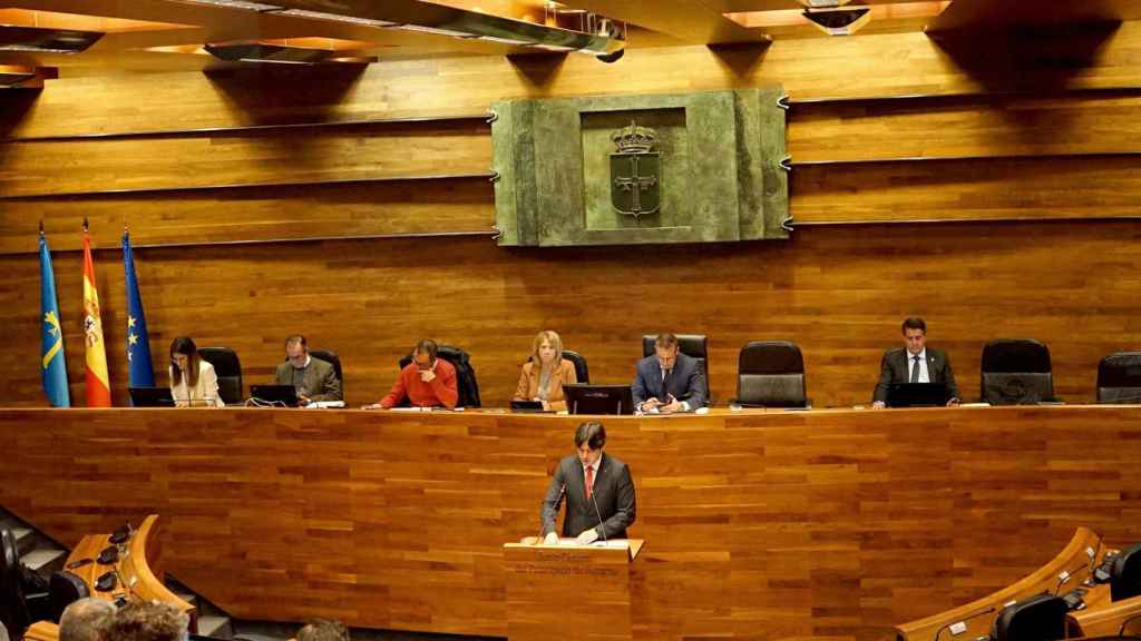 El consejero de Ciencia, Innovación y Universidad, Borja Sánchez, durante una intervención en el parlamento asturiano.