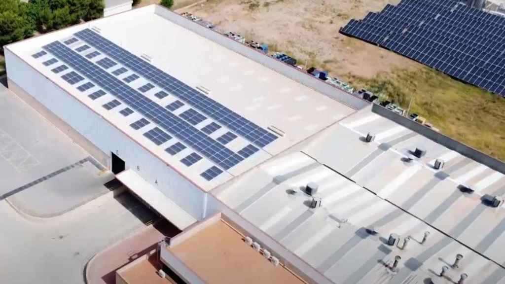 Instalación fotovoltaica en el sector automoción.