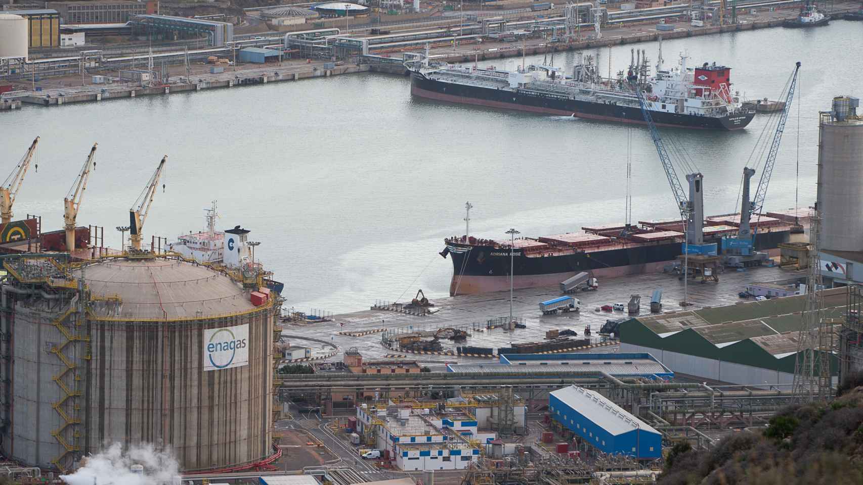 Puerto marítimo con regasificadoras de GNL.