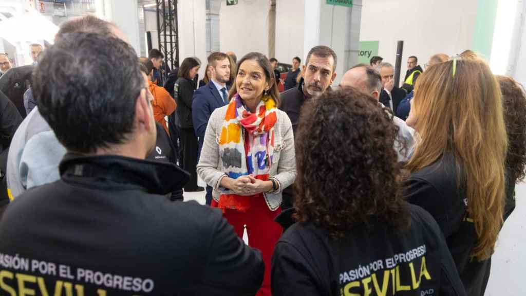 La ministra Reyes Maroto junto con los trabajadores de Renault en Sevilla.