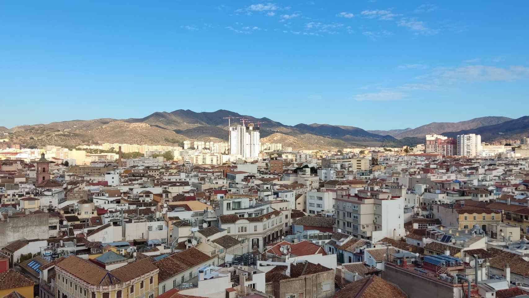 Vistas de las torres de Martiricos desde la cubierta de la Catedral de Málaga.