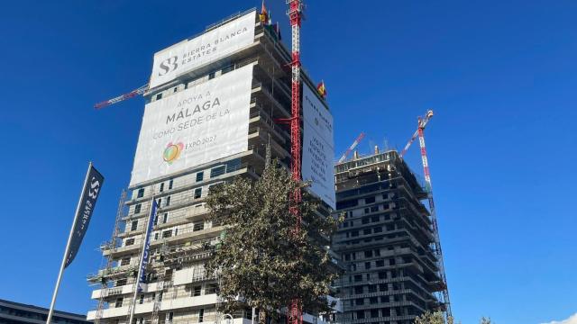 Imagen de las obras en dos de las tres torres de 21 plantas del litoral oeste de Málaga.