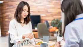 Dos mujeres japonesas almorzando.
