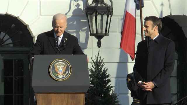 Biden recibe a Macron, el primer líder al que homenajea desde su llegada al poder
