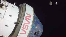 La nave Orión de Artemis I, con la Luna y la Tierra de fondo
