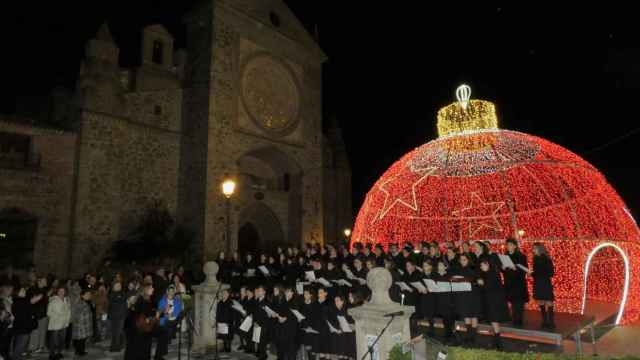 Una gran bola navideña luce en la Plaza del Pan de Talavera de la Reina.