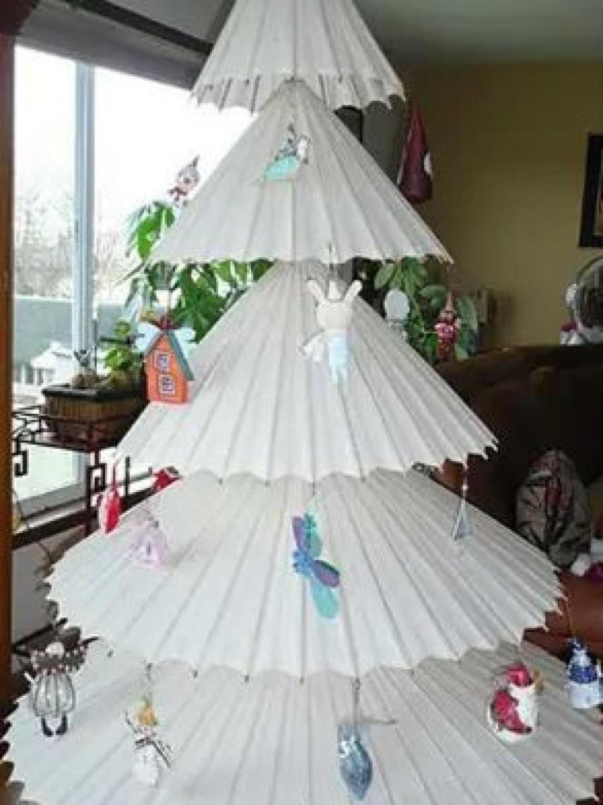 Árbol de Navidad hecho con sombrillas.