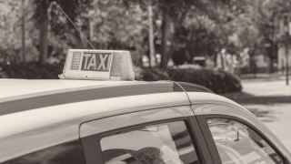 El taxi, la movilidad urbana y el interés público: lecciones tras una década de VTC