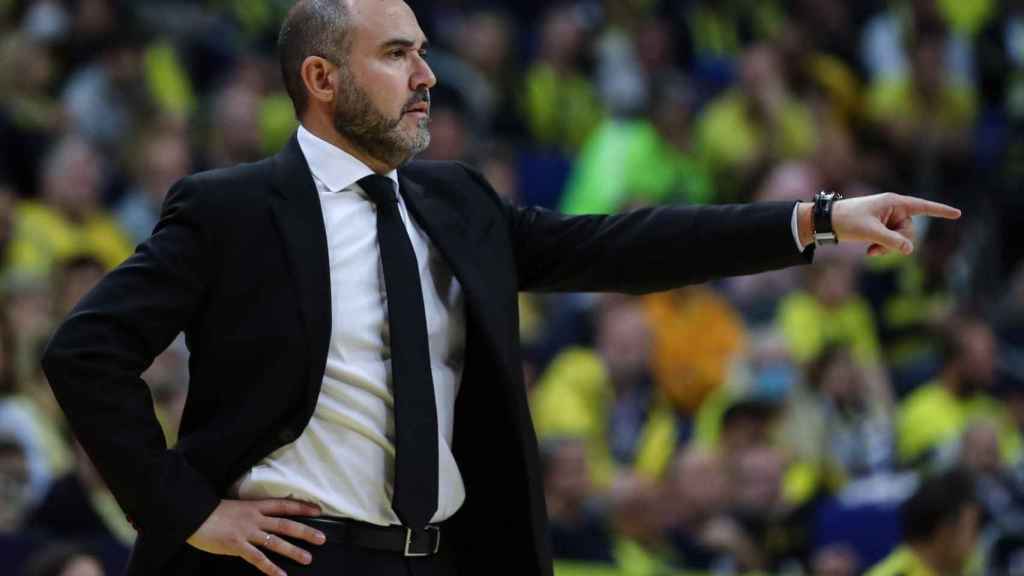 Chus Mateo da indicaciones al Real Madrid en la cancha de Fenerbahçe