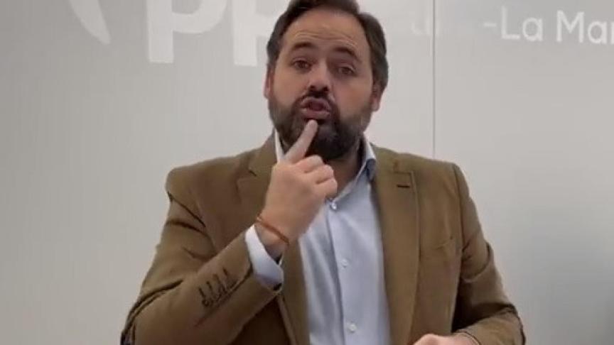 Paco Núñez comunicándose en lengua de signos.
