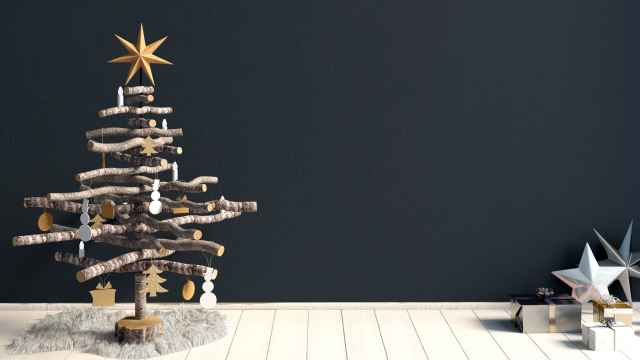 Un árbol de Navidad elaborado a partir de ramas de árboles.