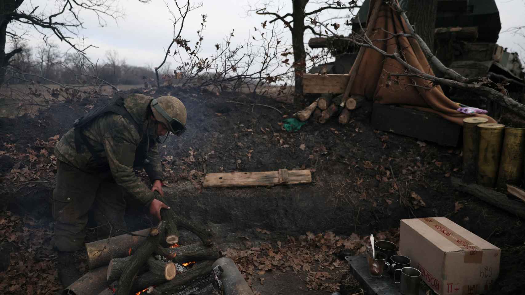 Un soldado ucraniano se calienta en la región de Donetsk encendiendo una hoguera