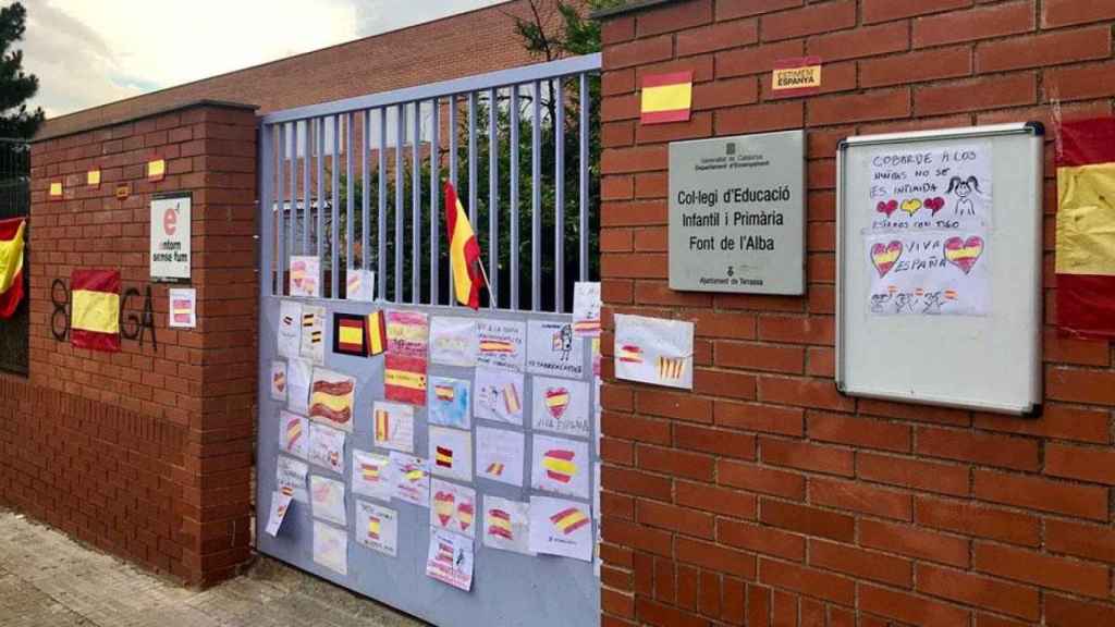 Puerta del colegio de Terrassa donde tuvo lugar la agresión de una profesora a una alumna por pintar una bandera de España en un trabajo de clase.