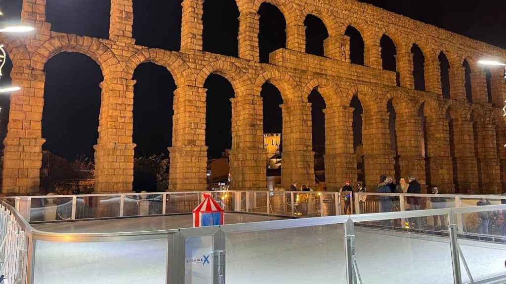 Pista de hielo junto al acueducto de Segovia