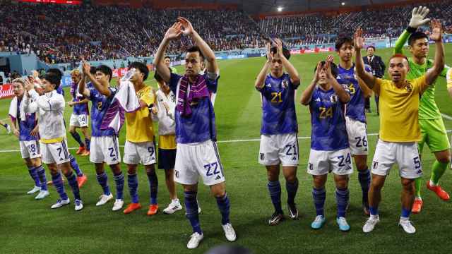 Los jugadores de Japón celebran el pase a octavos.