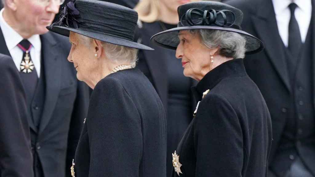 Lady Susan Hussey, a la derecha, llegando al funeral de Estado de la reina Isabel II.