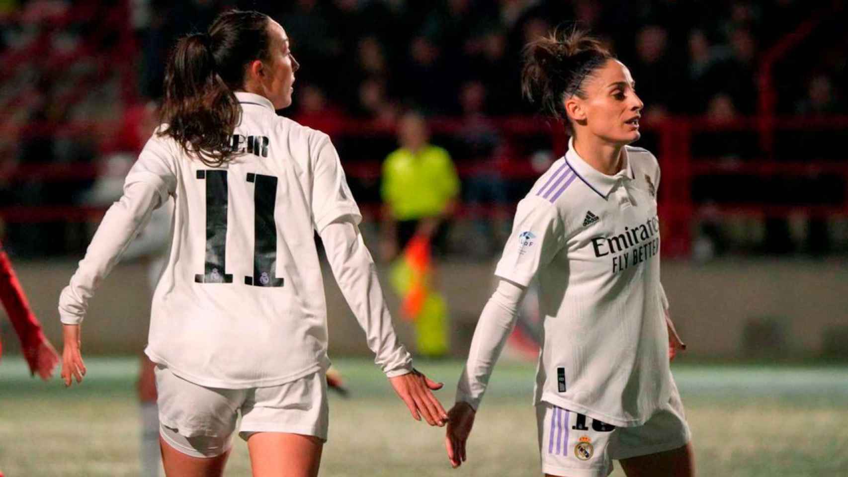 Caroline Weir y Esther González, celebrando un gol del Real Madrid Femenino en la Liga F 2022/2023