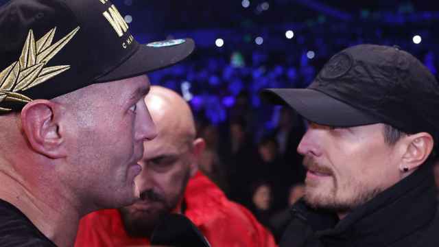 Tyson Fury, hablando con Oleksandr Usyk tras su victoria ante Chisora