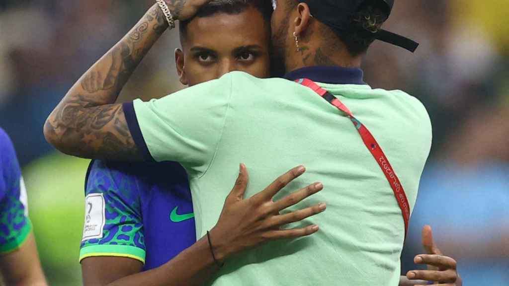 Abrazo entre Rodrygo y Neymar, durante el Mundial de Qatar 2022