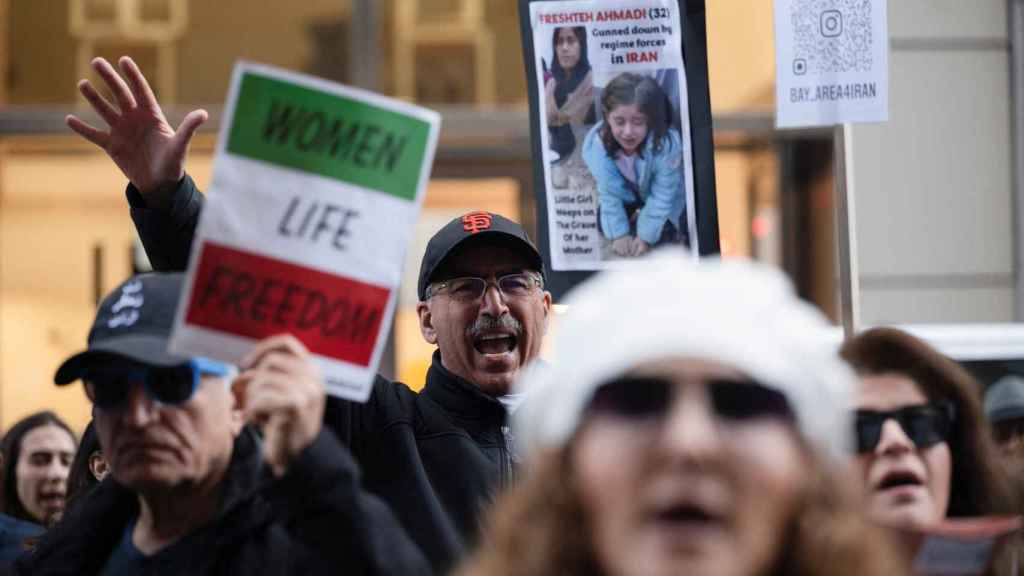 Protesta en la oficina de UNICEF contra la violencia de género en Irán en San Francisco