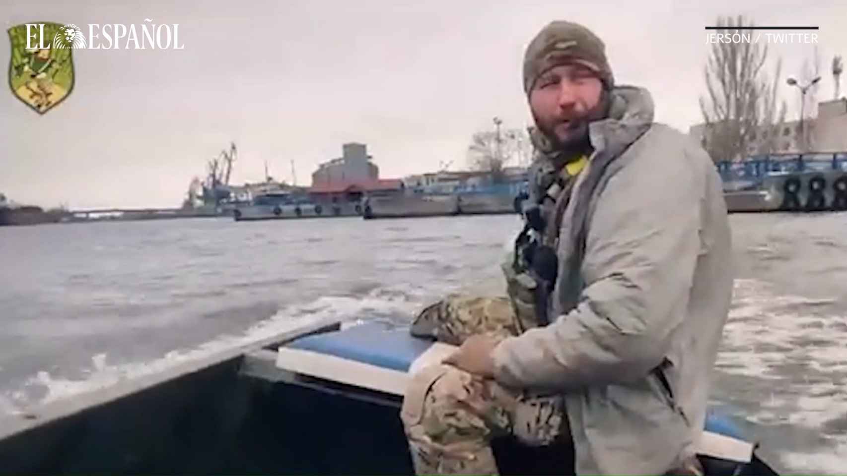 Soldados ucranianos cruzan a la orilla oriental del río Dniéper e izan la bandera de Ucrania