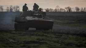 Un tanque ucraniano se encuentra con el barro en el frente