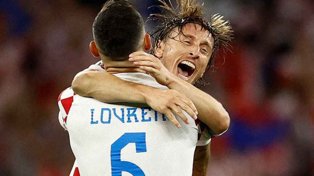 Luka Modric celebra un gol con Lovren.