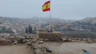 Colocan una bandera de España en el Cerro del Bú de Toledo