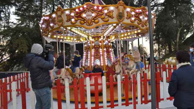 Una carrusel parisino de época para diversión de los más pequeños