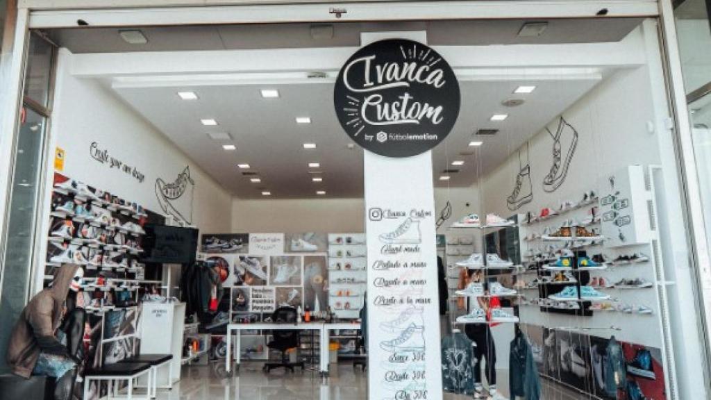 Exterior del local Ivanca Custom en Muelle Uno