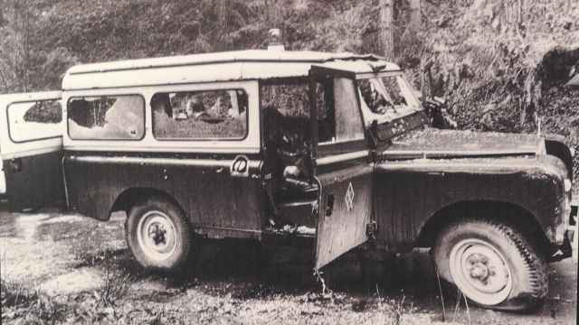 Imagen de uno de los Land Rover de la Guardia Civil tras el atentado terrorista de ETA en Ispáster el 1 de febrero de 1980. Foto: Centro Memorial de las Víctimas del Terrorismo de Vitoria (CC BY-SA 4.0)