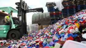 Un operario trabaja en el reciclaje de tapones de plástico en una empresa de Palencia