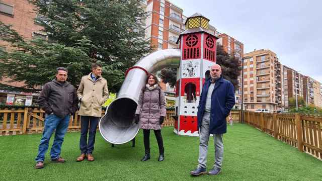 La Plaza de Madrid de Salamanca mejora los juegos infantiles