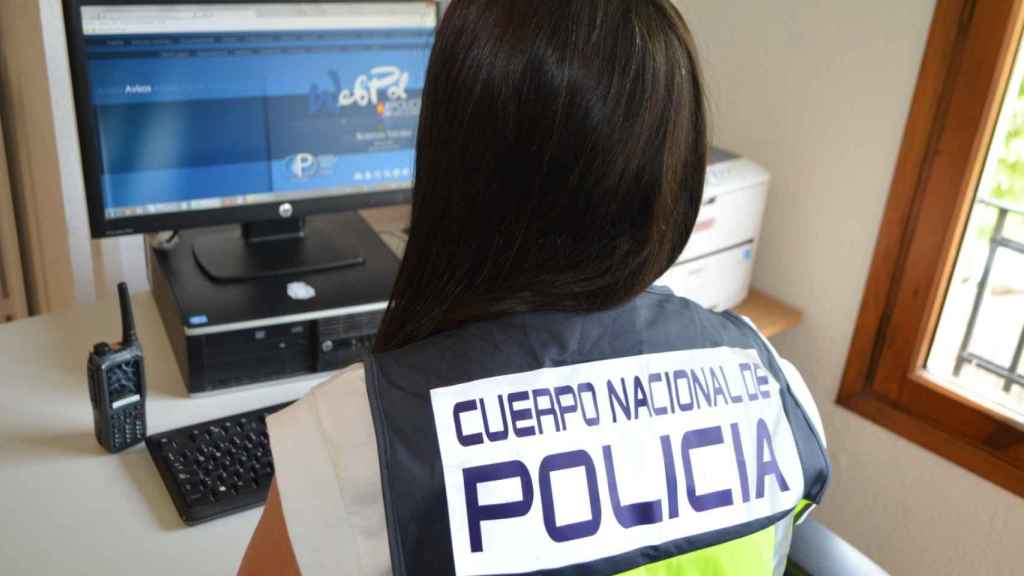 Una agente de la Comisaría Provincial de Soria en la oficina