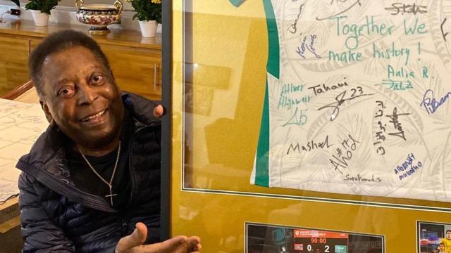 Pelé, junto a una de sus camisetas.
