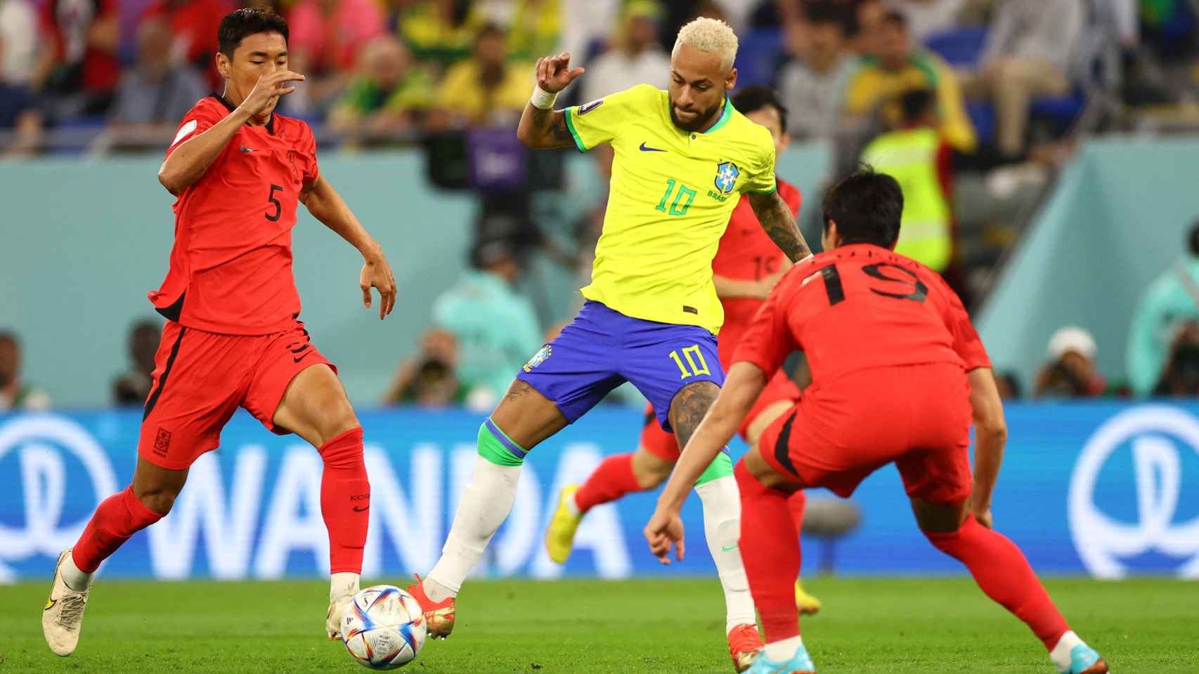 Neymar controla el balón ante varios contrarios.