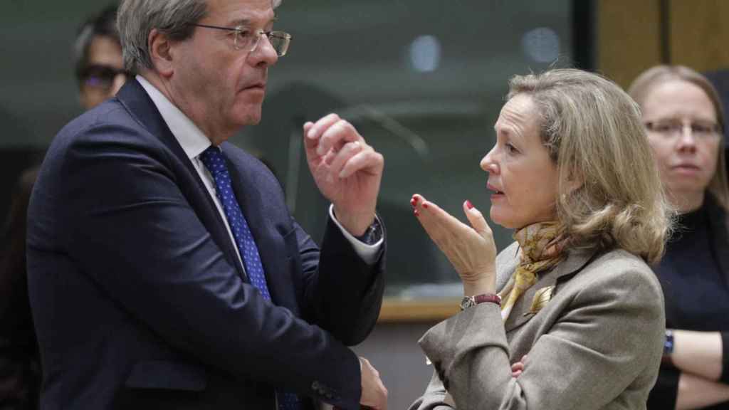 Paolo Gentiloni, comisario de Economía, y Nadia Calviño, vicepresidenta primera, este lunes en el Eurogrupo.