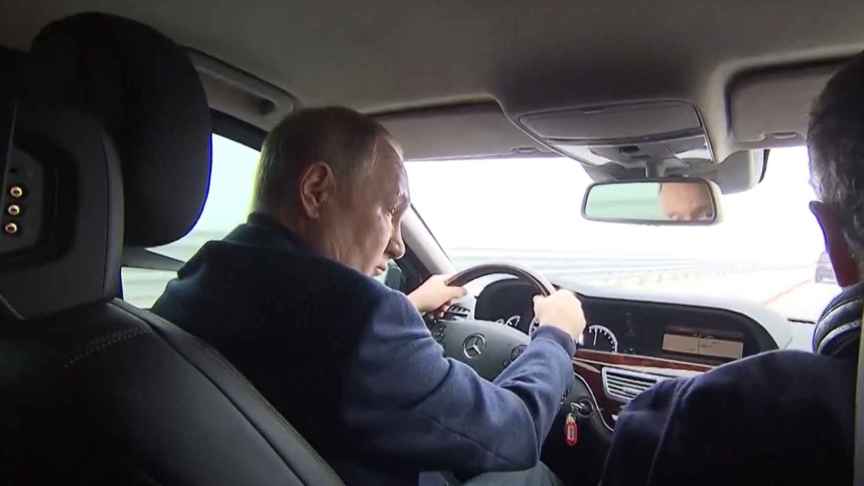 Putin al volante de un Mercedes en el puente de Crimea.