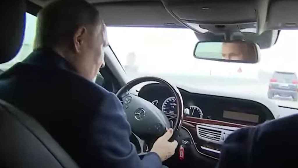 Putin, al volante del Mercedes.