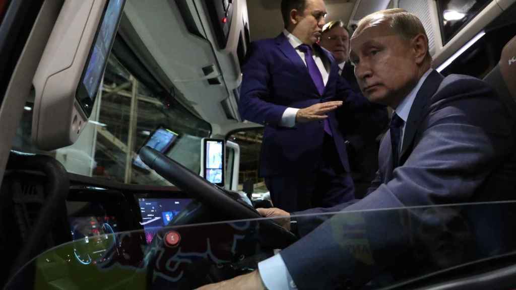 Vladimir Putin visita la planta de camiones Kamaz.